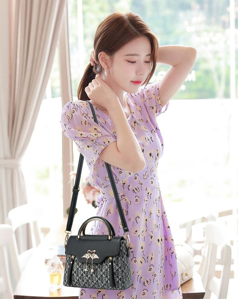 Stylish Women's Handbag – Trendy & Elegant Crossbody Bag for Outings